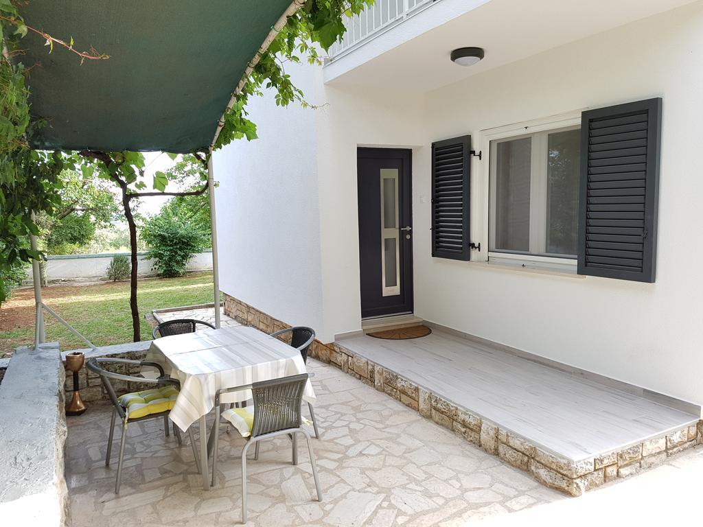 Villa Rosa With Yard And Children'S Playground Tar-Vabriga Exterior foto